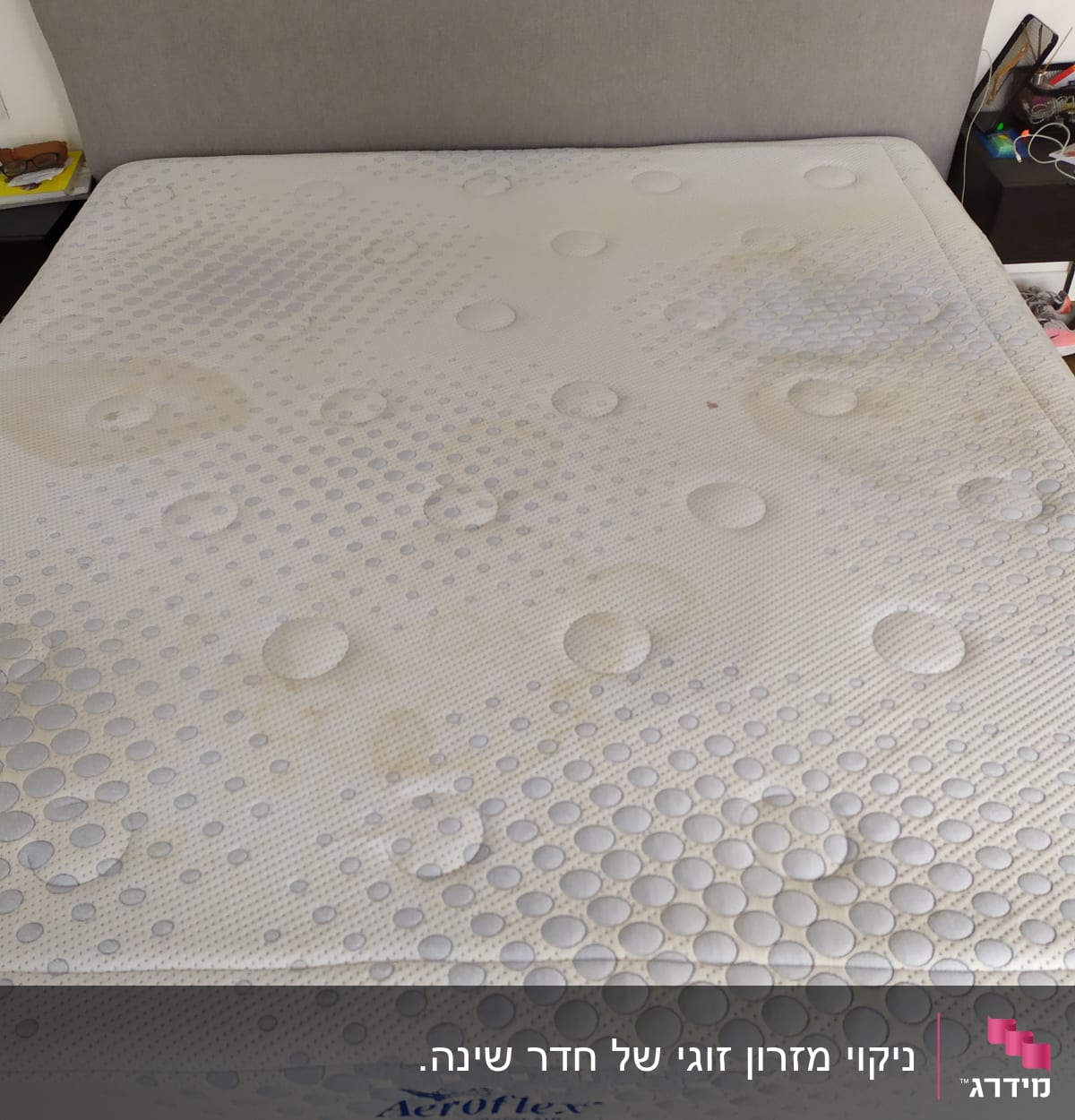 מזרן עם כתמים על מיטה